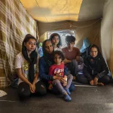 Zeynab und ihre Familie im Zelt