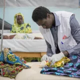 Unser Pfleger versorgt einen Säugling in Kamerun nach der Geburt.