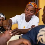 Behandlung eines Säuglings mit Vitmain A vor der Impfung.