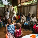 Vetriebene aus dem Südsudan warten vor Ärzte ohne Grenzen Klinik in Gambella, Äthiopien. 
