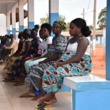 Schwangere Frauen warten vor der Klinik in Katiola auf eine Untersuchung.