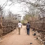 Zwei unserer Mitarbeitenden laufen durch das Dagahaley Geflüchtetencamp.