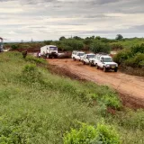 Trucks und Jeeps liefern im Konvoi Hilfsgüter.