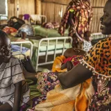 Geflüchtete Person mit ihren Kindern in unserer Klinik im Al Kashafa Geflüchtetencamp.