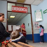 Frau und Kind vor der Notaufnahme