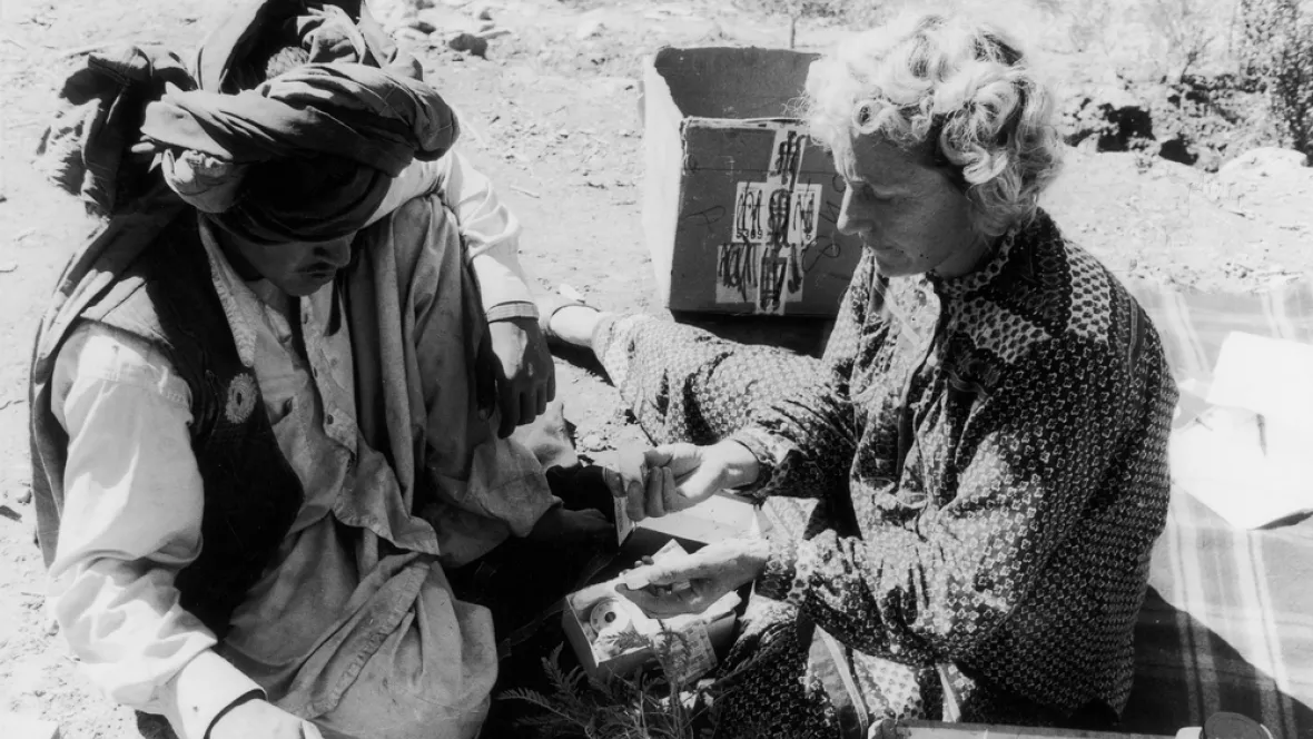 Mitarbeiterin behandelt einen Patientin am Boden sitzend