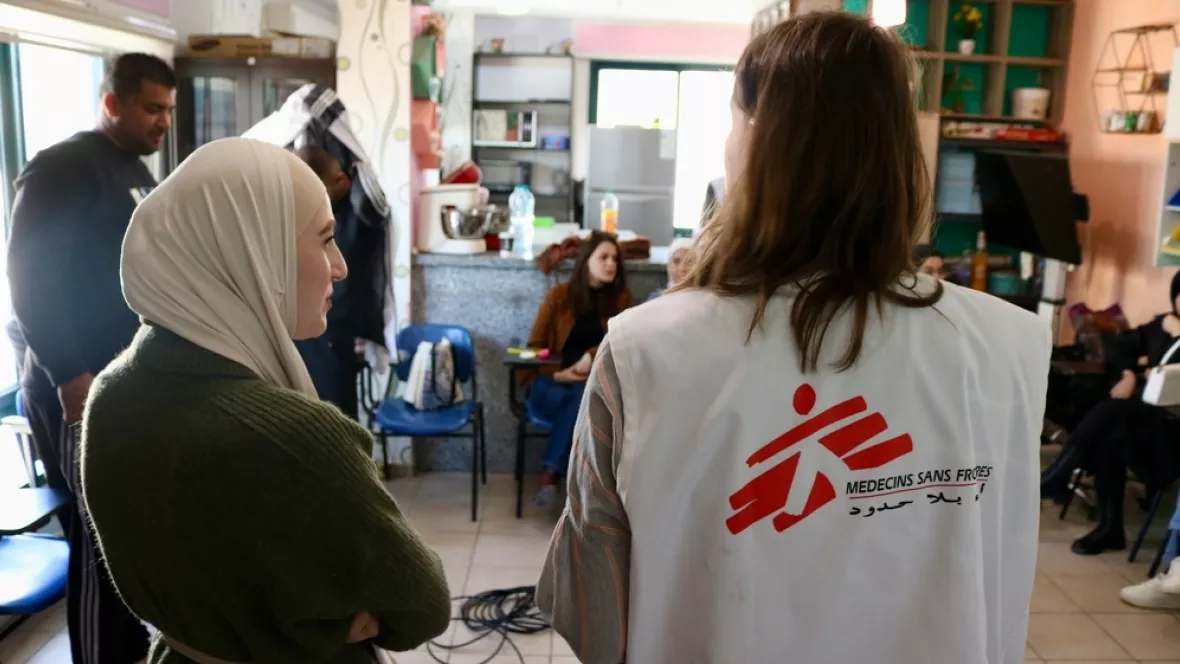 Mitarbeitende im Gespräch mit Personen vor Ort