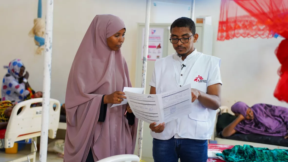 Zwei Mitarbeitende sprechen