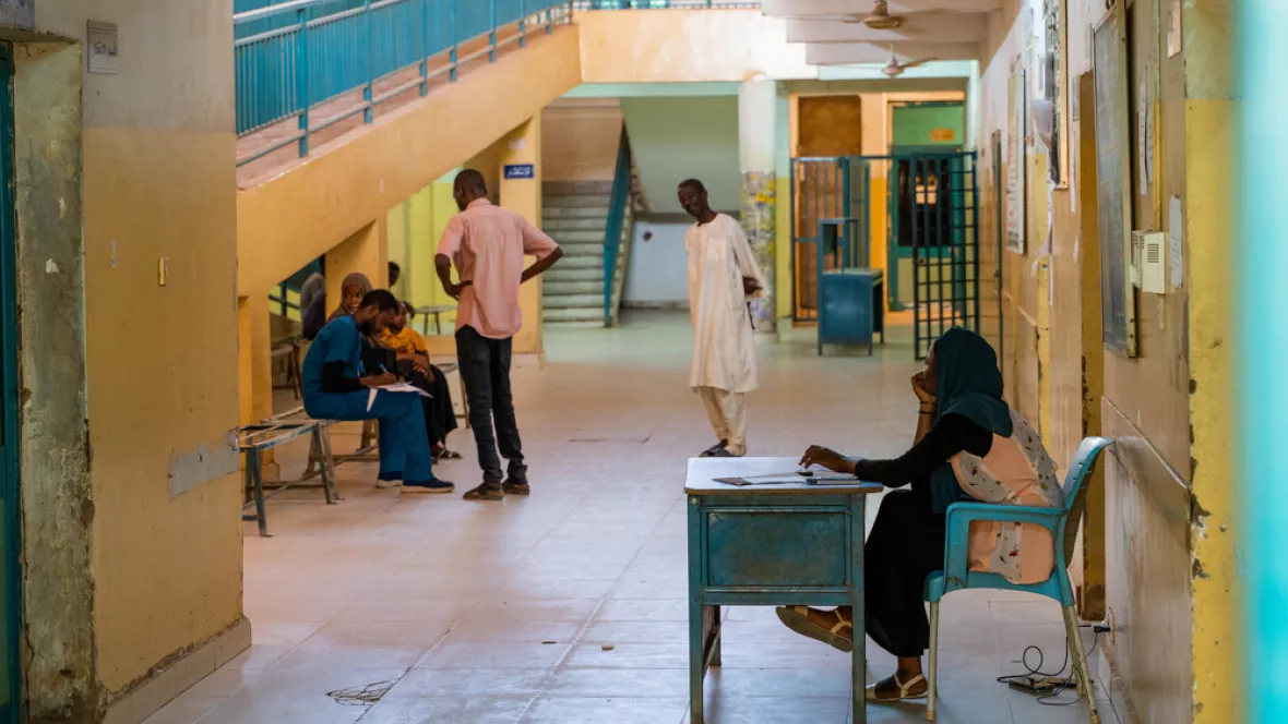 Menschen stehen auf dem Flur eines Krankenhauses