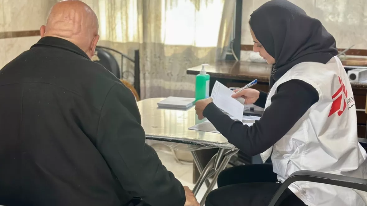 Eine Mitarbeiterin von Ärzte ohne Grenzen versorgt einen Patienten.