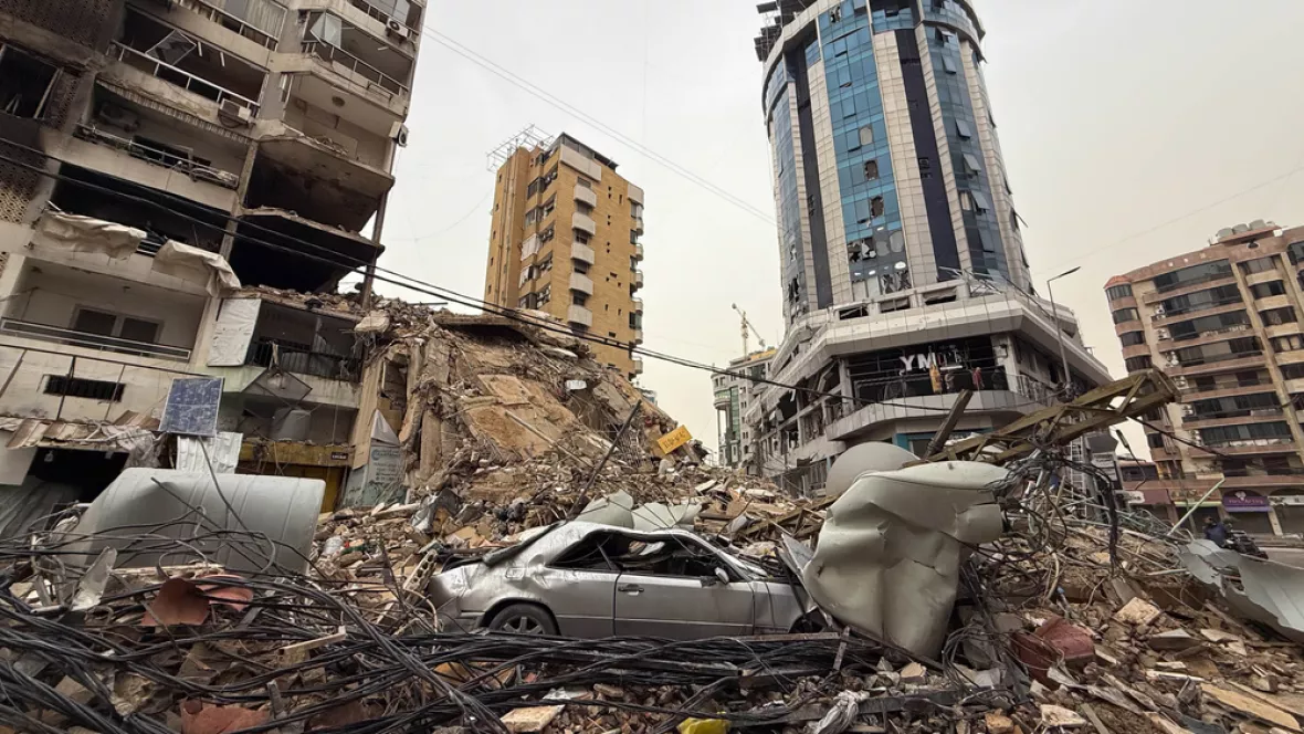 Ein zerstörtes Auto inmitten von Ruinen