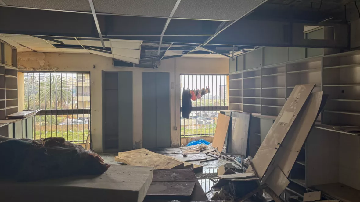 Ein dunkler Raum mit Wasserpfützen am Boden und baufälligen Decken und Wänden.