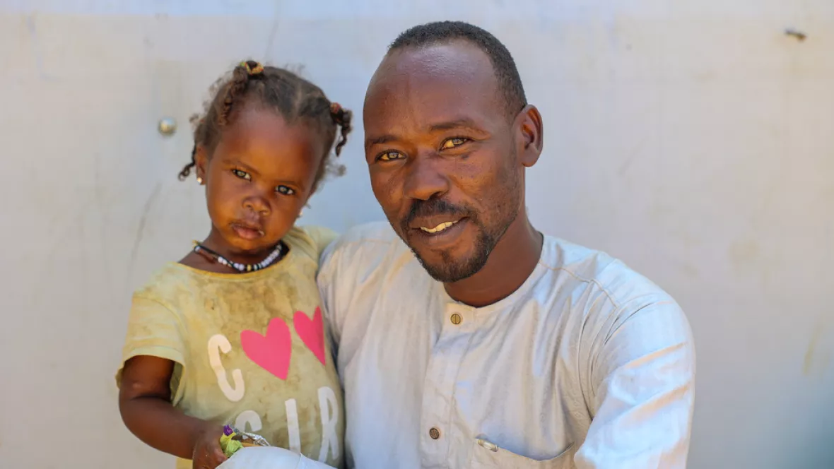 Mann mit kleinem Mädchen in Arm