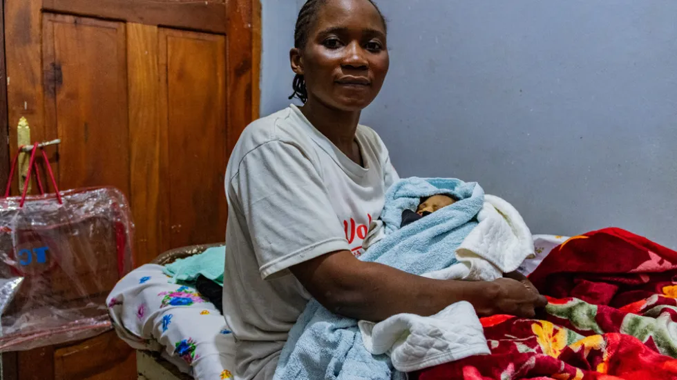 Eine Frau hält ein Baby auf dem Arm