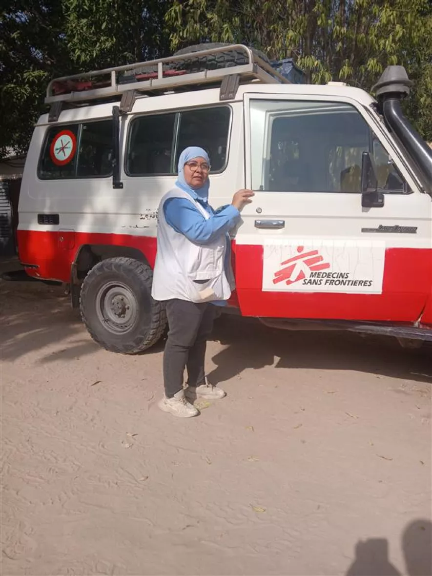 Sofia Soula vor einem Bus.