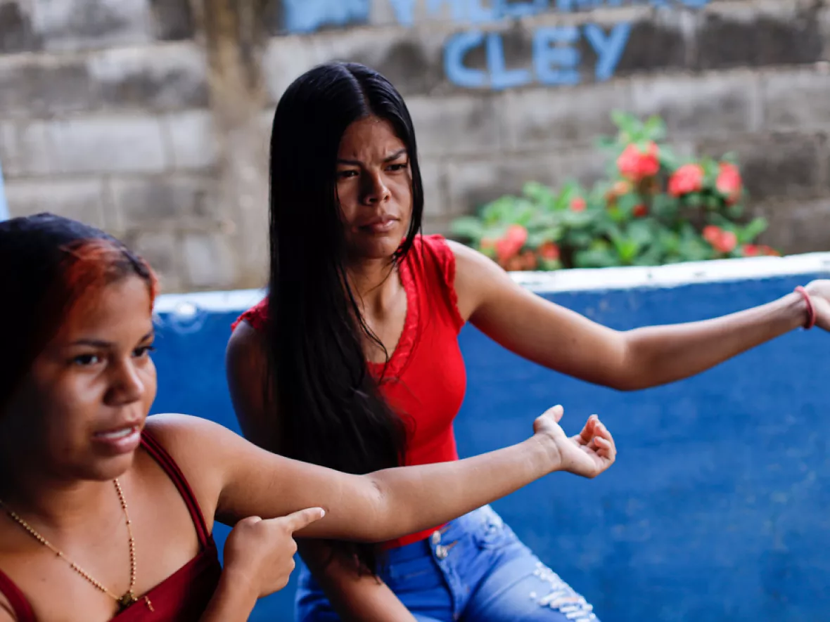 Frauen in Venezuela zeigen Hormonimplantat zur Verhütung an Arm