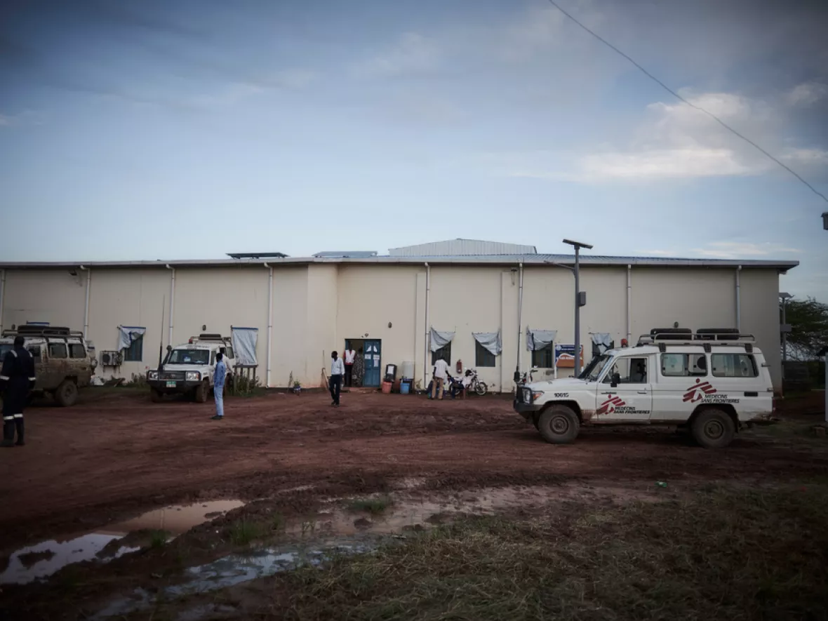 Autos von Ärzte ohne Grenzen vor dem Ameth-Bek Krankenhaus in Abyei.