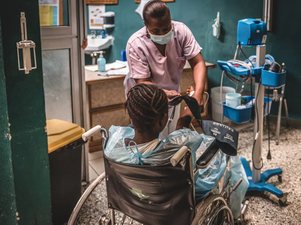 Haiti: Eine Jugendliche mit Schußwunde wird behandelt