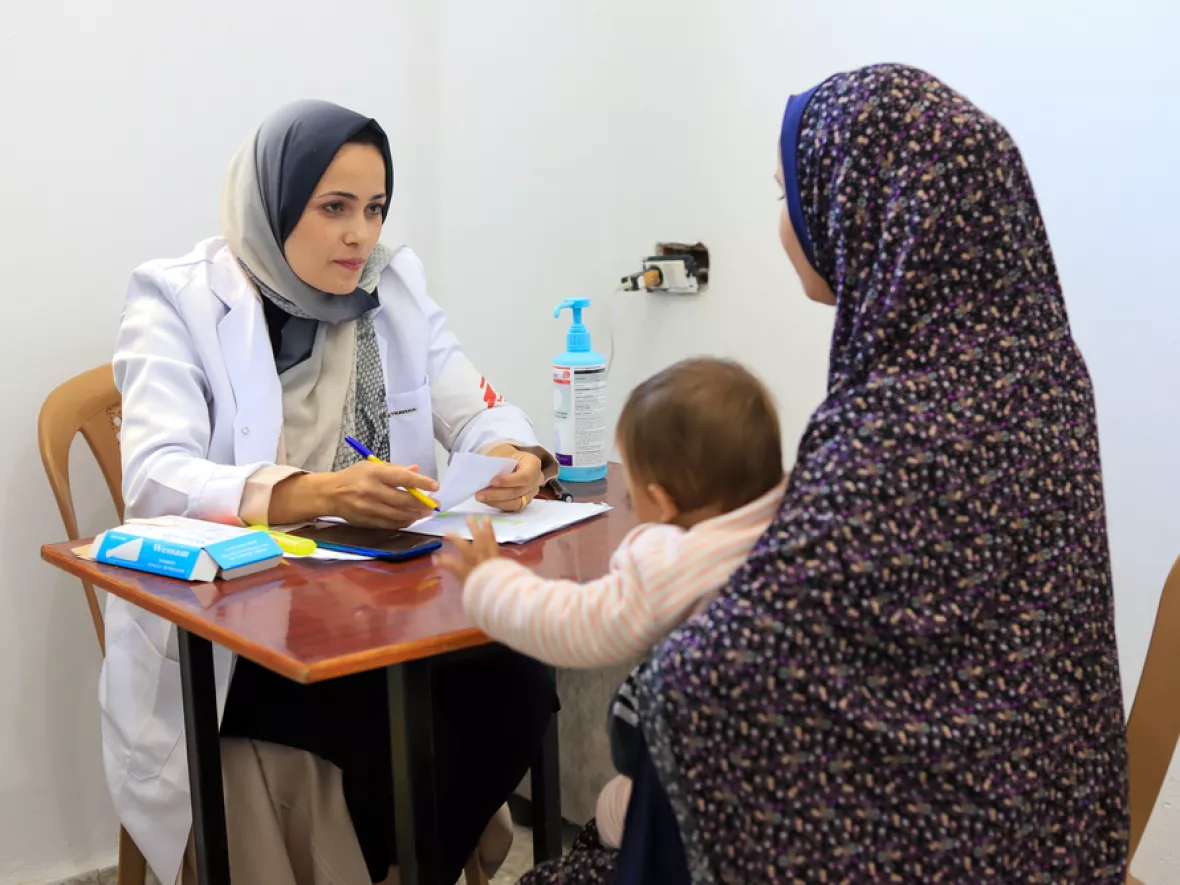 Eine Mutter mit ihrem Baby bei einer ärztlichen Beratung.