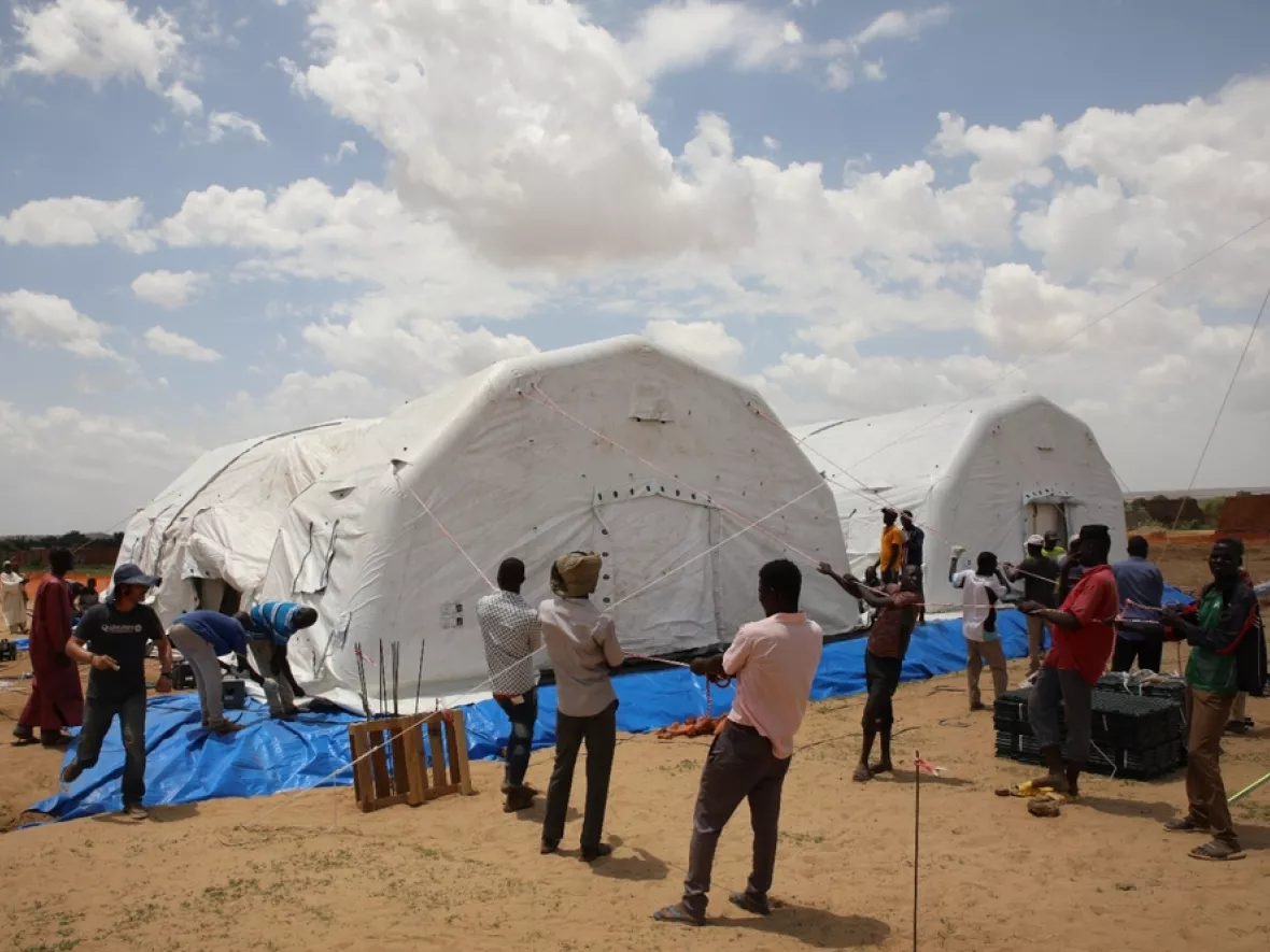 Aufrichten der aufblasbaren Klinik 