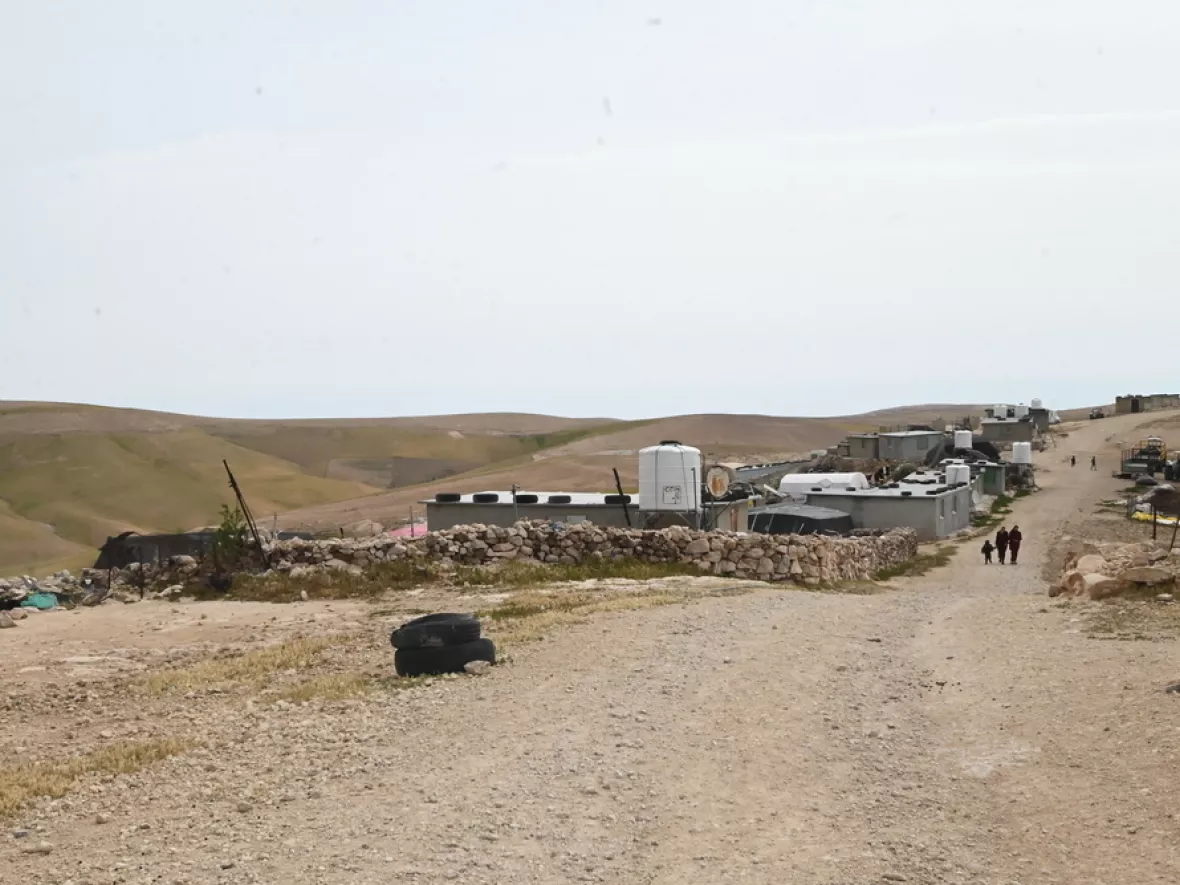 Menschen laufen über Sandstraße
