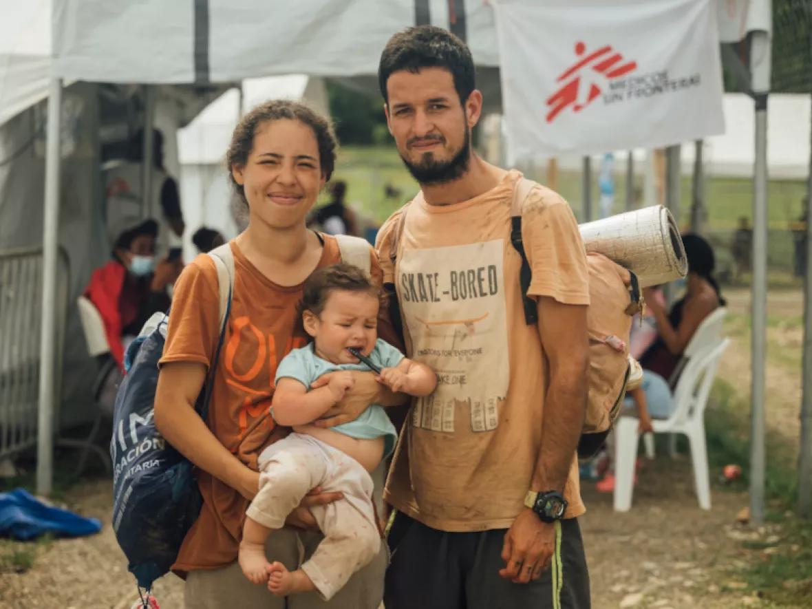 Das Paar Hernán Betancourt und Mariana Tablante wartet mit ihrer kleinen Tochter in der Aufnahmestation für Migrant*innen in San Vicente, in Panamá.
