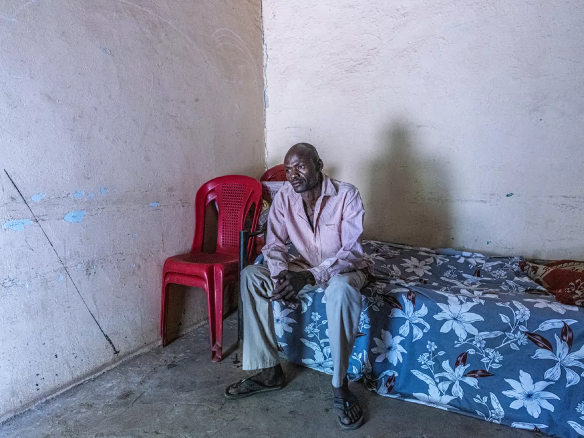 Mohammed sitzt auf einem Bett