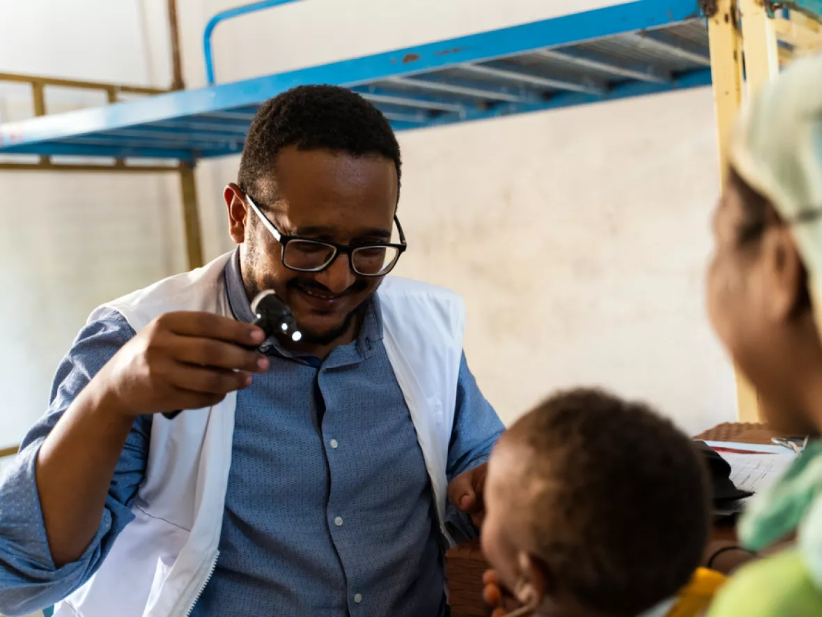 Ahmed Ibrahim untersucht ein Kind. 