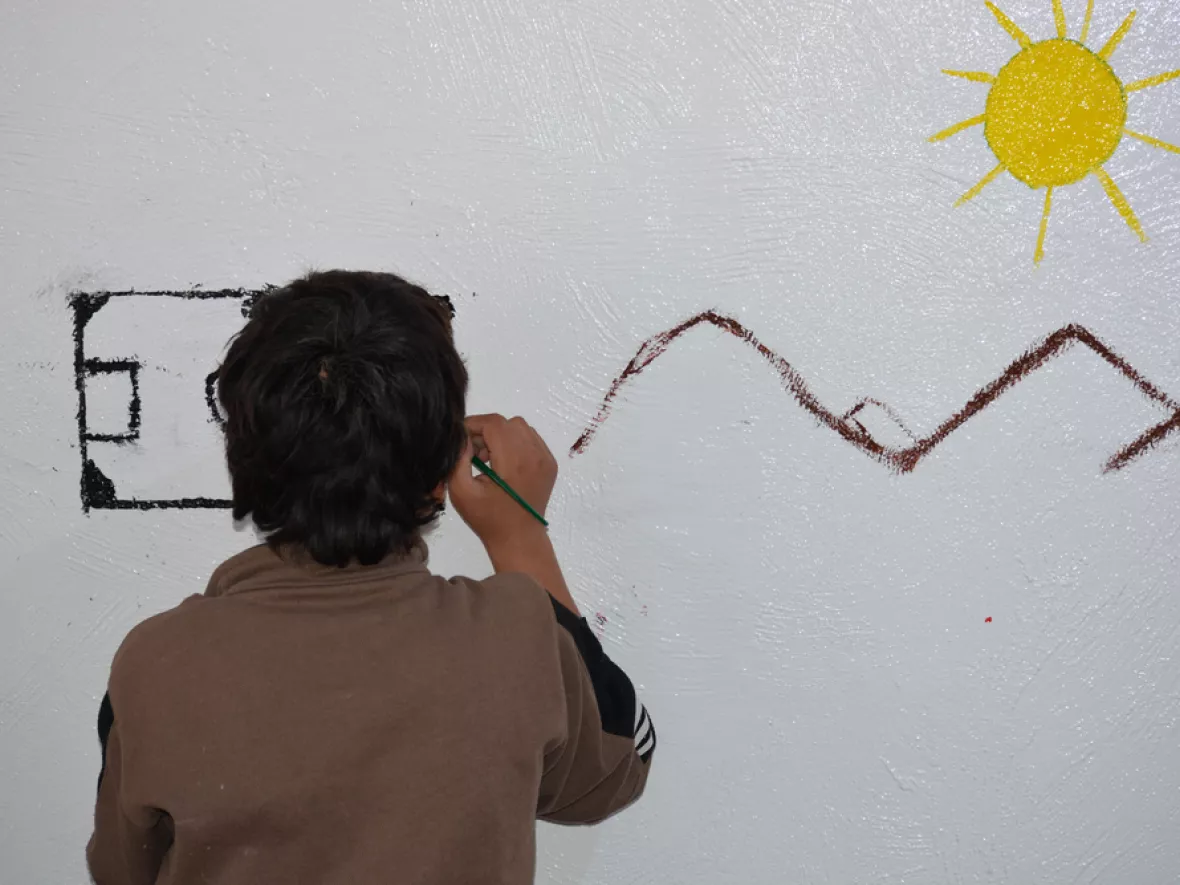 Ein Kind malt an die Wand