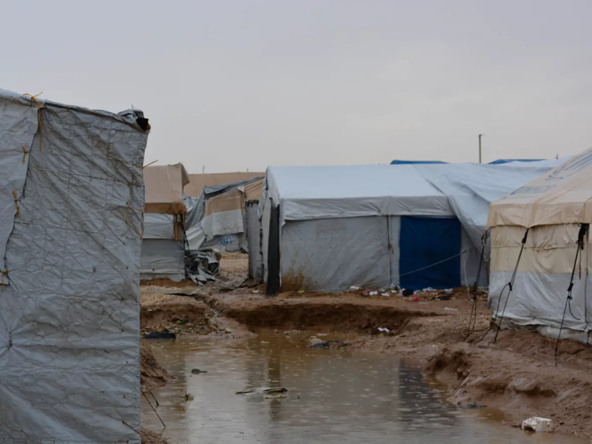 Nach starken Regenfällen steht Wasser im Camp
