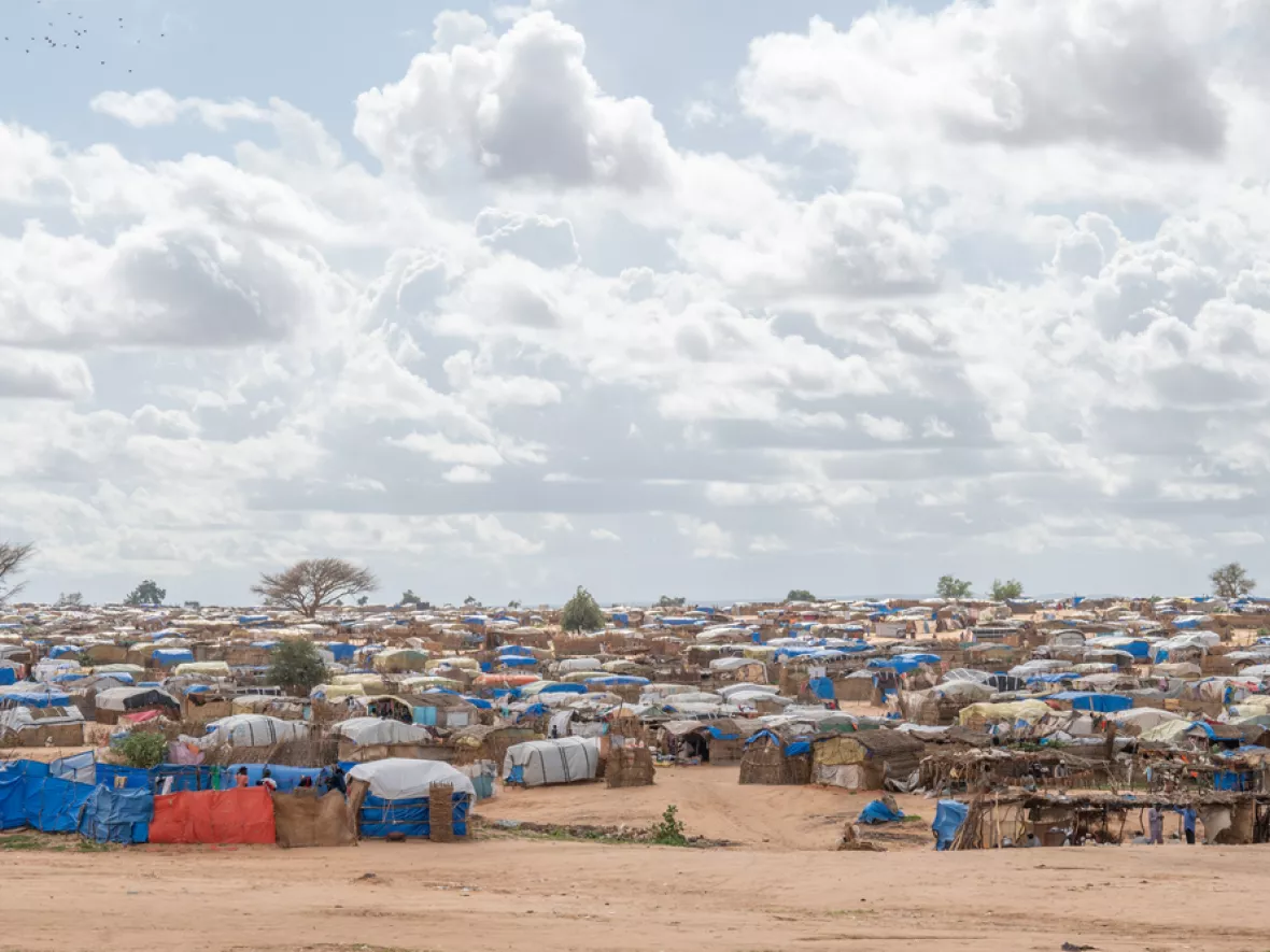 Zelte auf Sandlandschaft