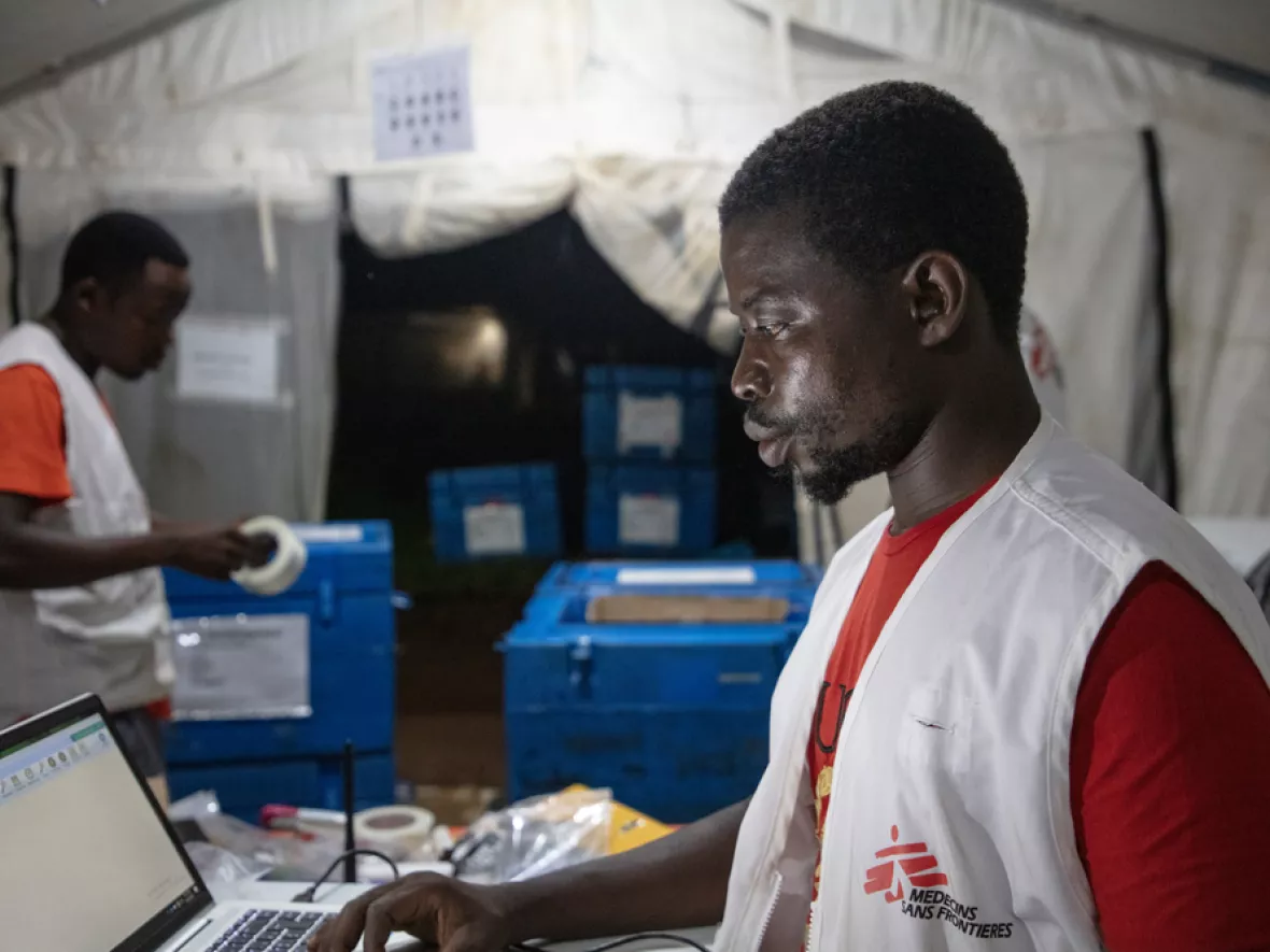 Ein Mitarbeiter im Lager der Masern-Impfstoffe