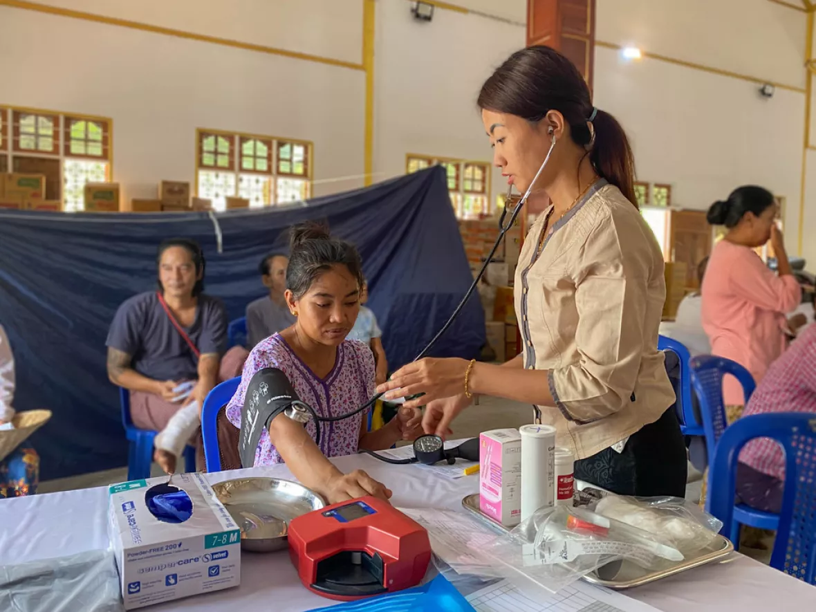 Hebamme May Phyoe Thu misst Ma Win Wins Blutrduck.