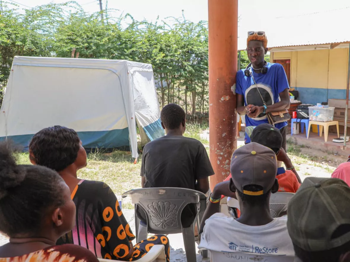 Sitzende Patienten und Peer Educator