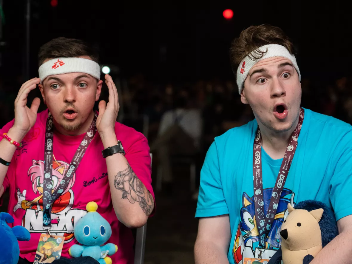 2 Gamer tragen ein Stirnband von Ärzte ohne Grenzen