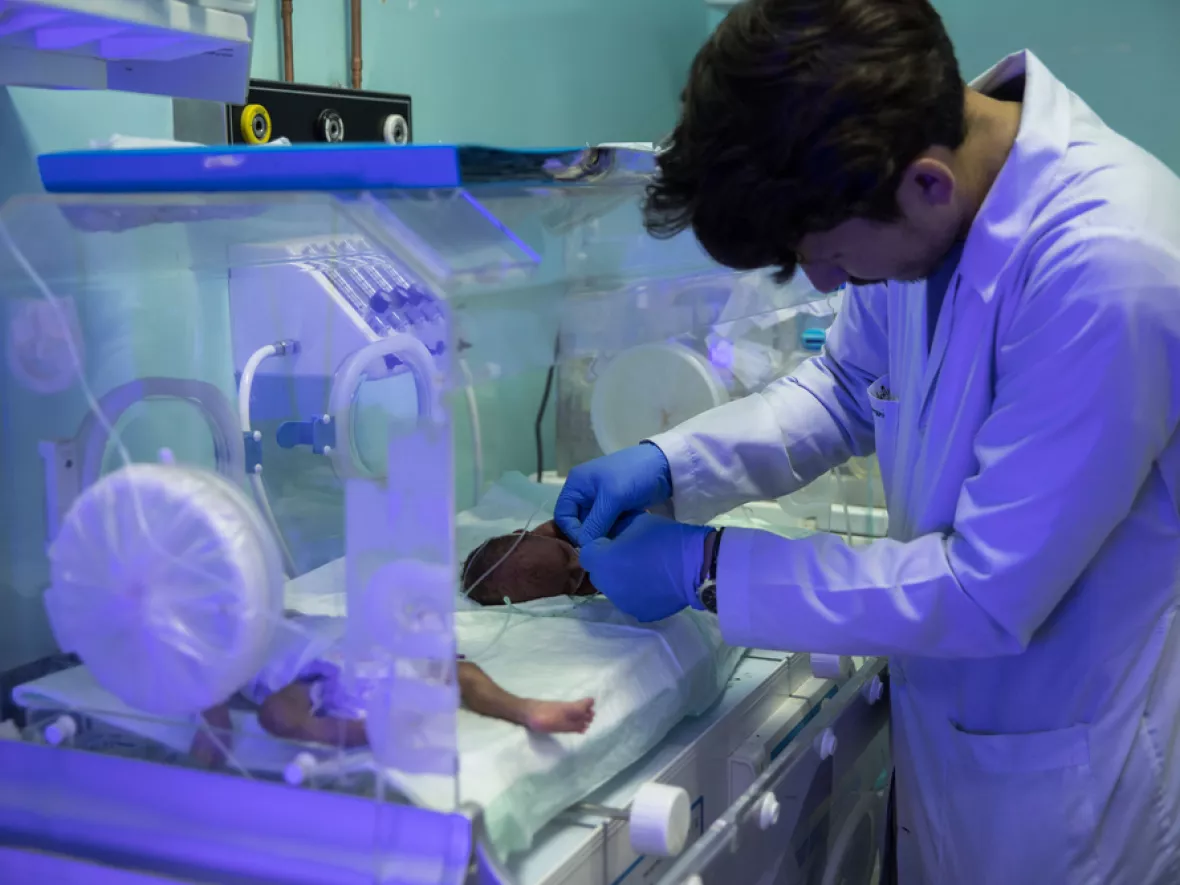 Ein Pfleger prüft die Beatmung eines frühgeborenen Babys