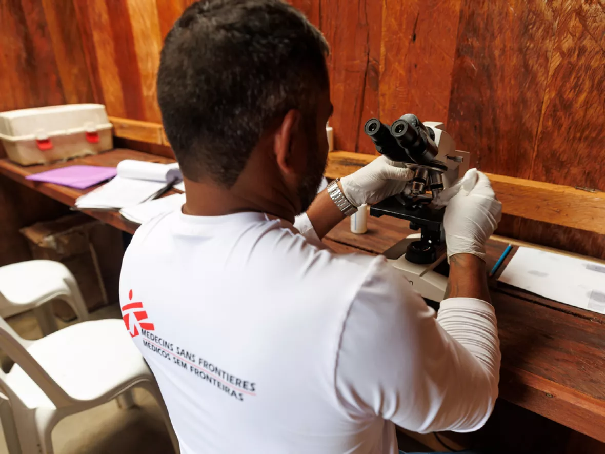 Mitarbeitender mikroskopiert Testmaterial