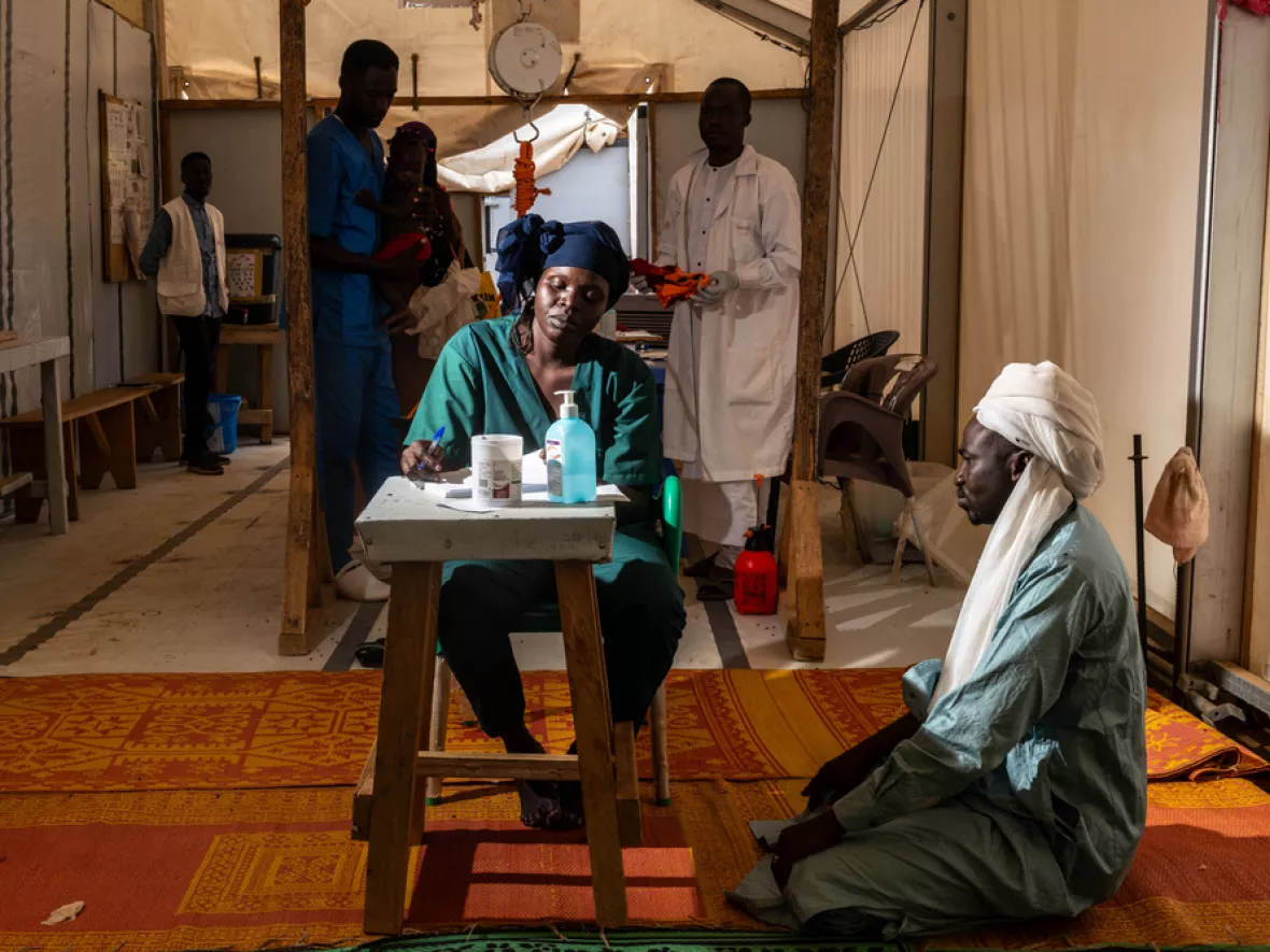 Mitarbeiterin in Behandlungsgespräch mit Patient