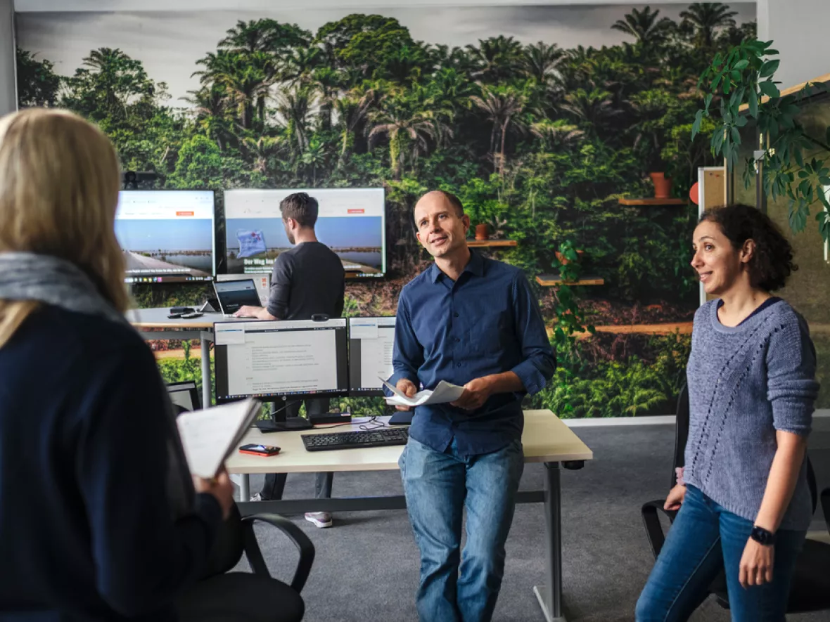 Gruppe von Mitarbeitenden unterhält sich im Berliner Büro von Ärzte ohne Grenzen