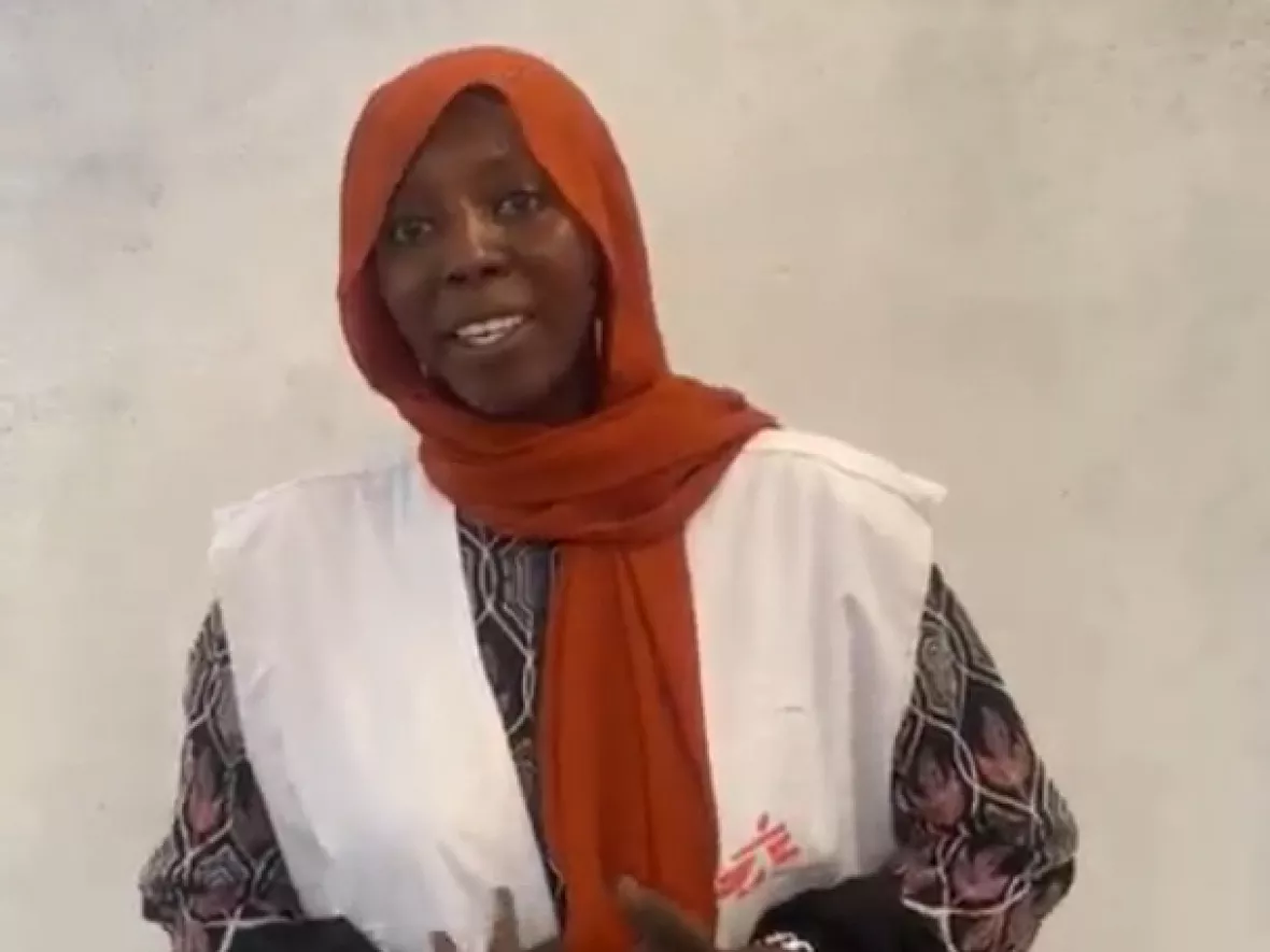 Unsere Mitarbeiterin Zoubeida in Weste von Ärzte ohen Grenzen.