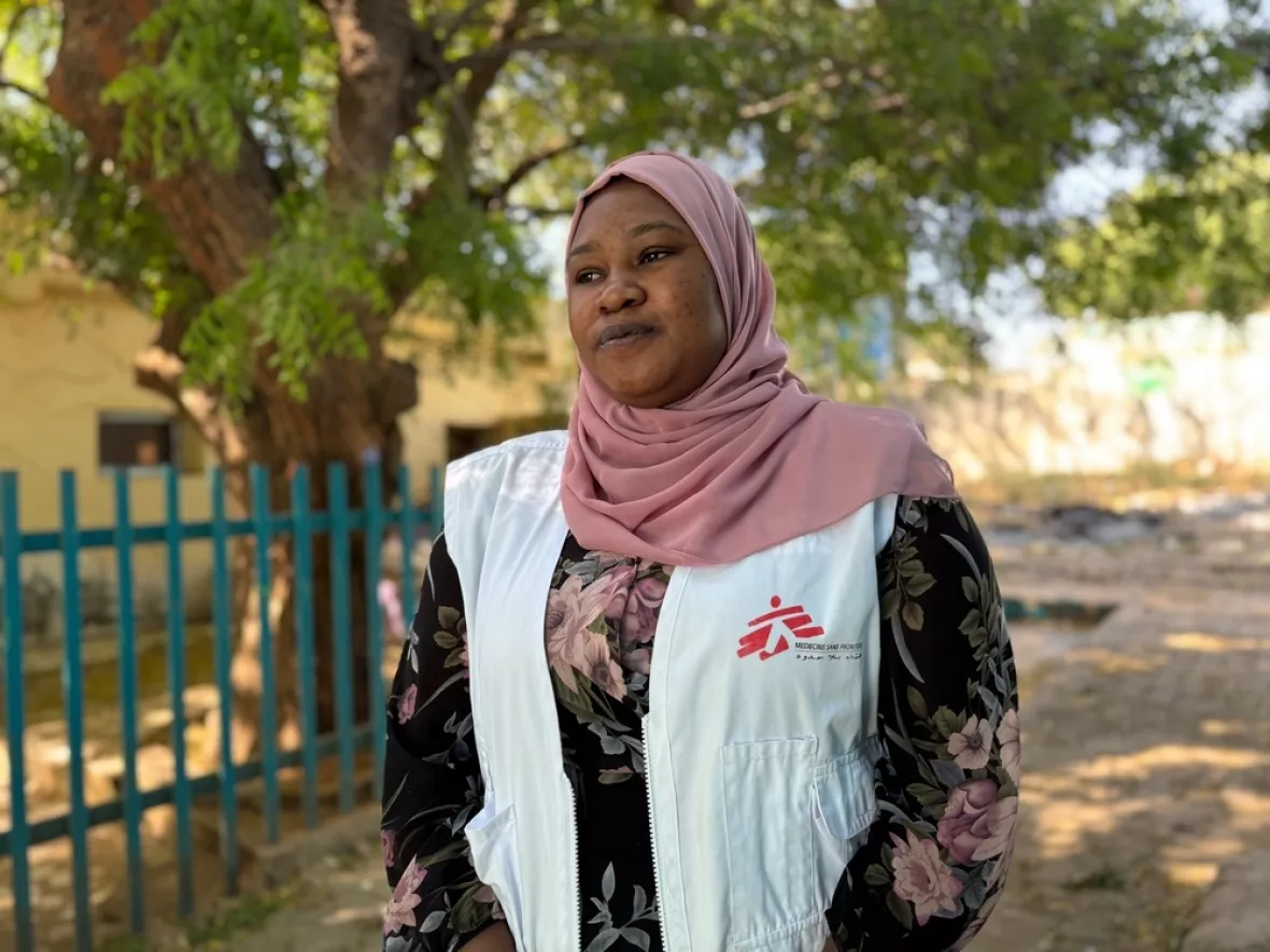 Unsere Mitarbeiterin Sondos in Weste von Ärzte ohne Grenzen