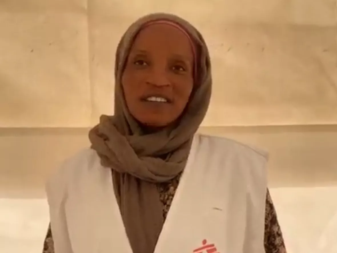 Unsere Mitarbeiterin Hanan in Weste von Ärzte ohen Grenzen