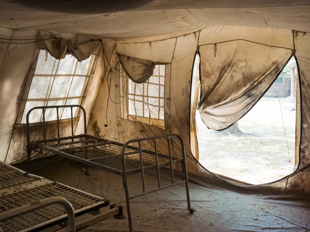 Leeres, schutziges Behandlungszelt von innen