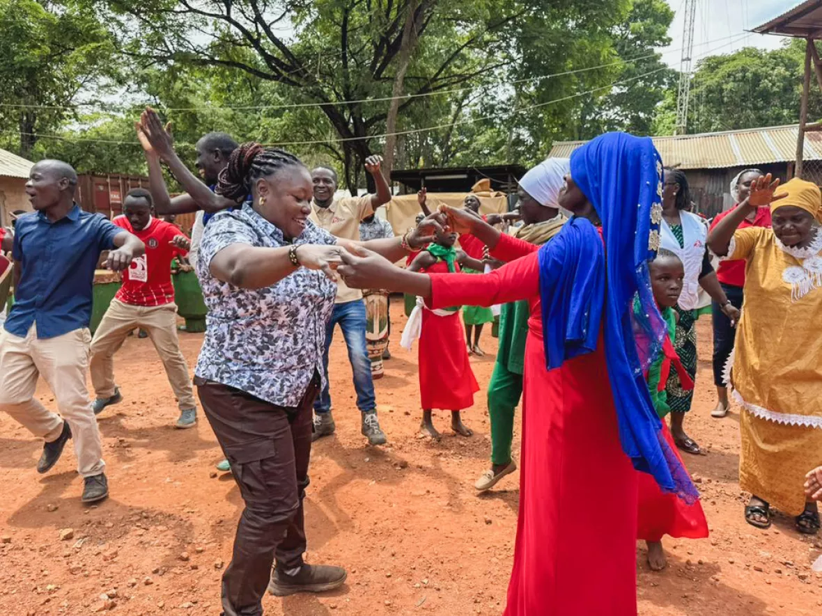 Gruppe von tanzenden Menschen