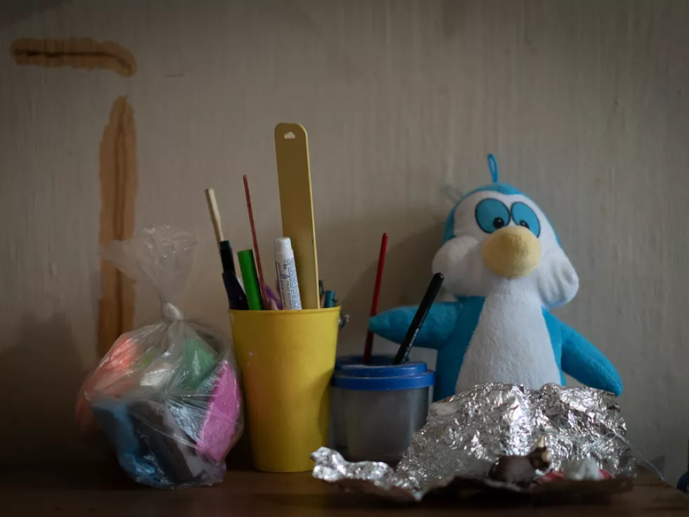 Verschiedene Utensilien (Stifte, Lineal, Kuscheltier) liegen auf einer Kommode