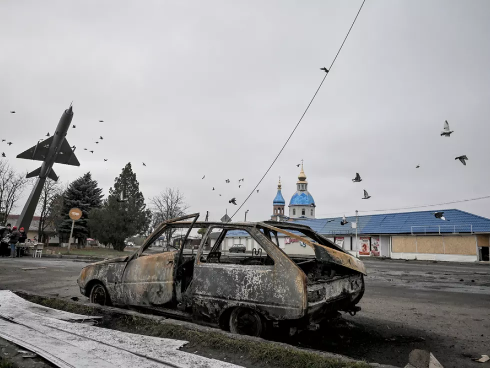 Ein zersörtes Auto im Osten der Ukraine