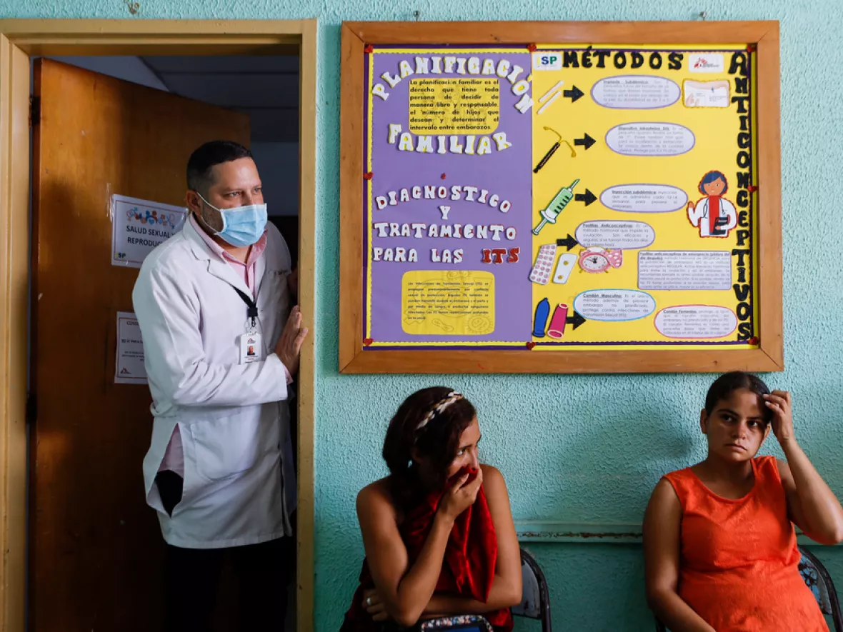 Gynäkologe ruft Patientin in sein Behandlungszimmer 