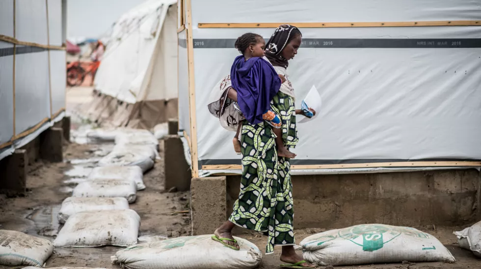 Nigeria Vertriebenenlager Ngala schlammige Straßen