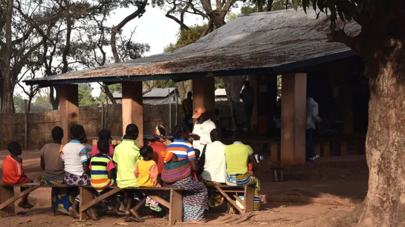 Zentralafrikanische Republik Patient*innen warten Anamnese