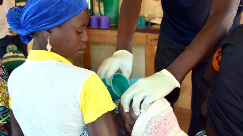 Zentralafrikanische Republik mangelernährtes Kind medizinische Nahrungsaufnahme